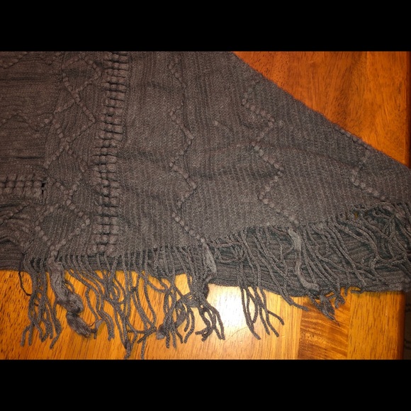 Gray poncho with tassel trim - Picture 8 of 8